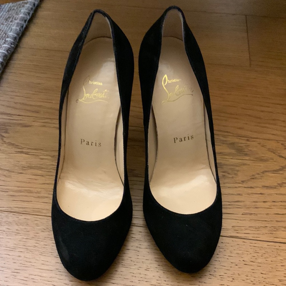 Classic like new Louboutin pumps